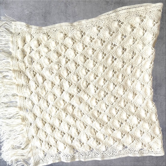 Off white angora crochet scarf shell design plus tassels - Picture 4 of 8